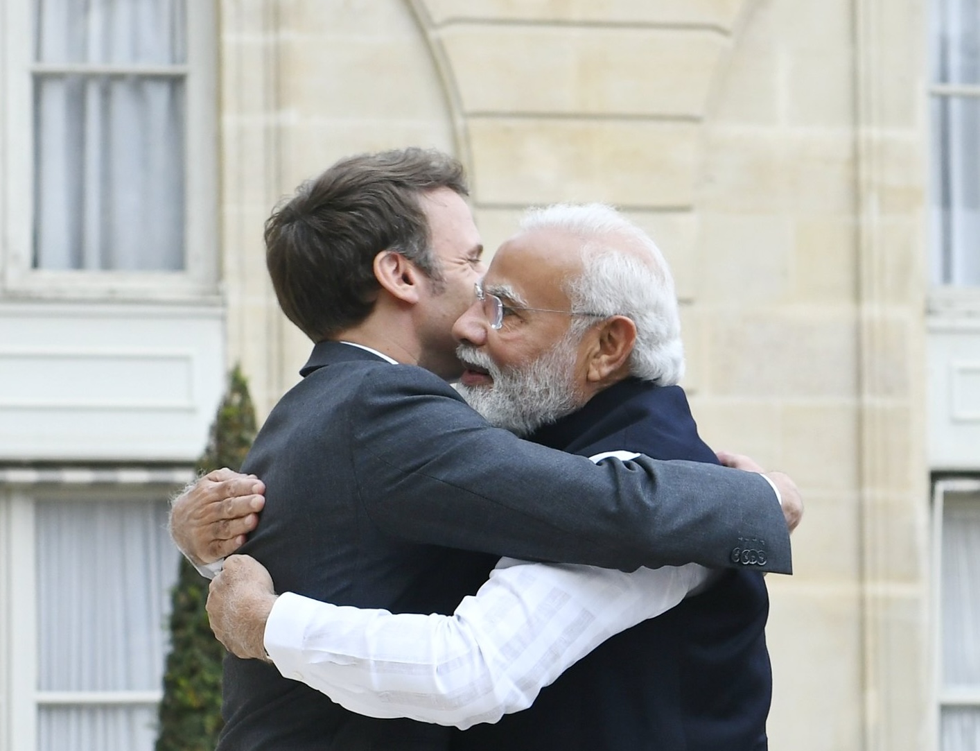 Narendra Modi enlace Emmanuel Macron à l’Élysée